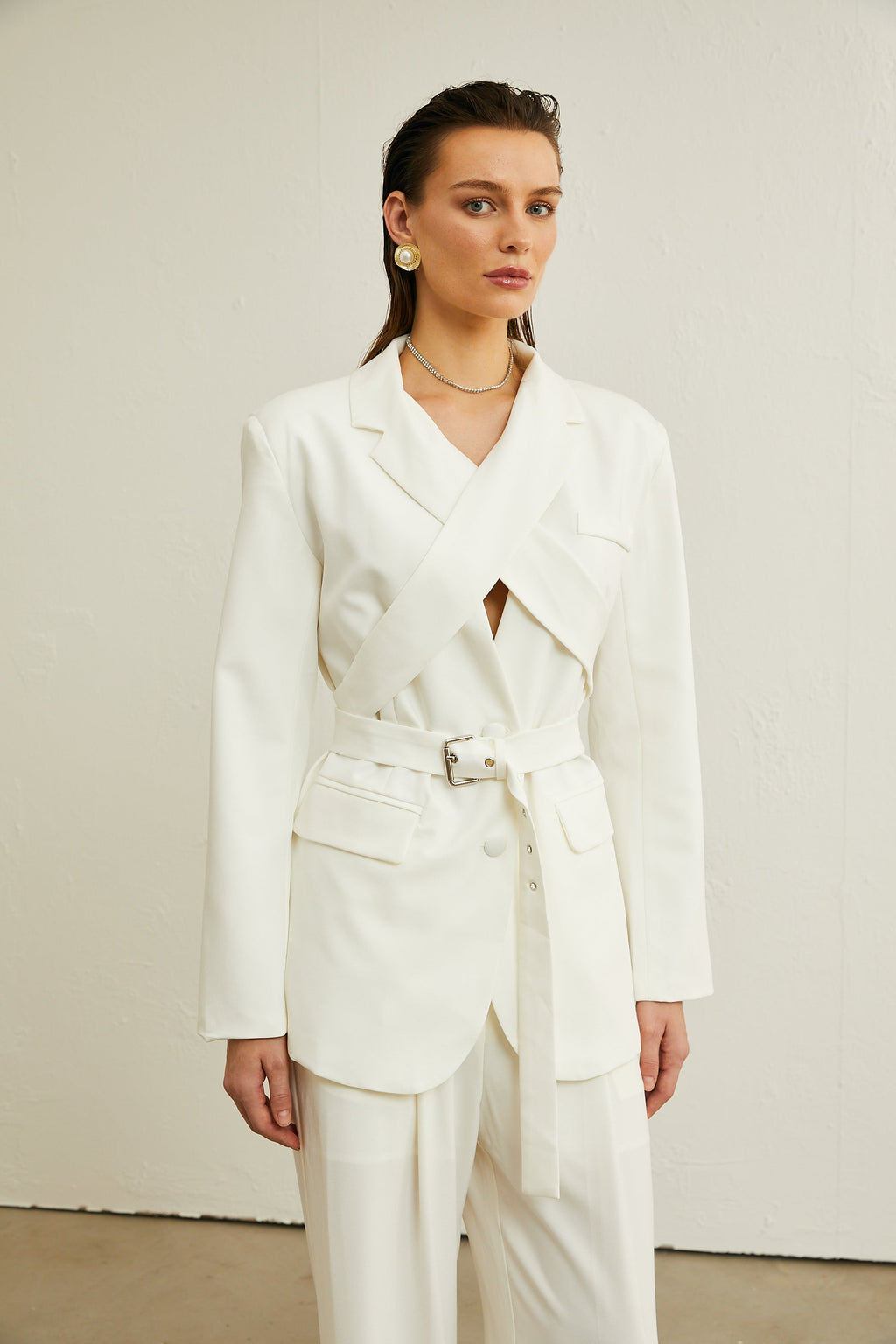 Yasemin Beyazı Kravatlı Blazer